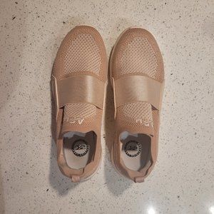 APL TechLoom Bliss Knit Running Shoe in Rose Dust/ Nude Size US 9